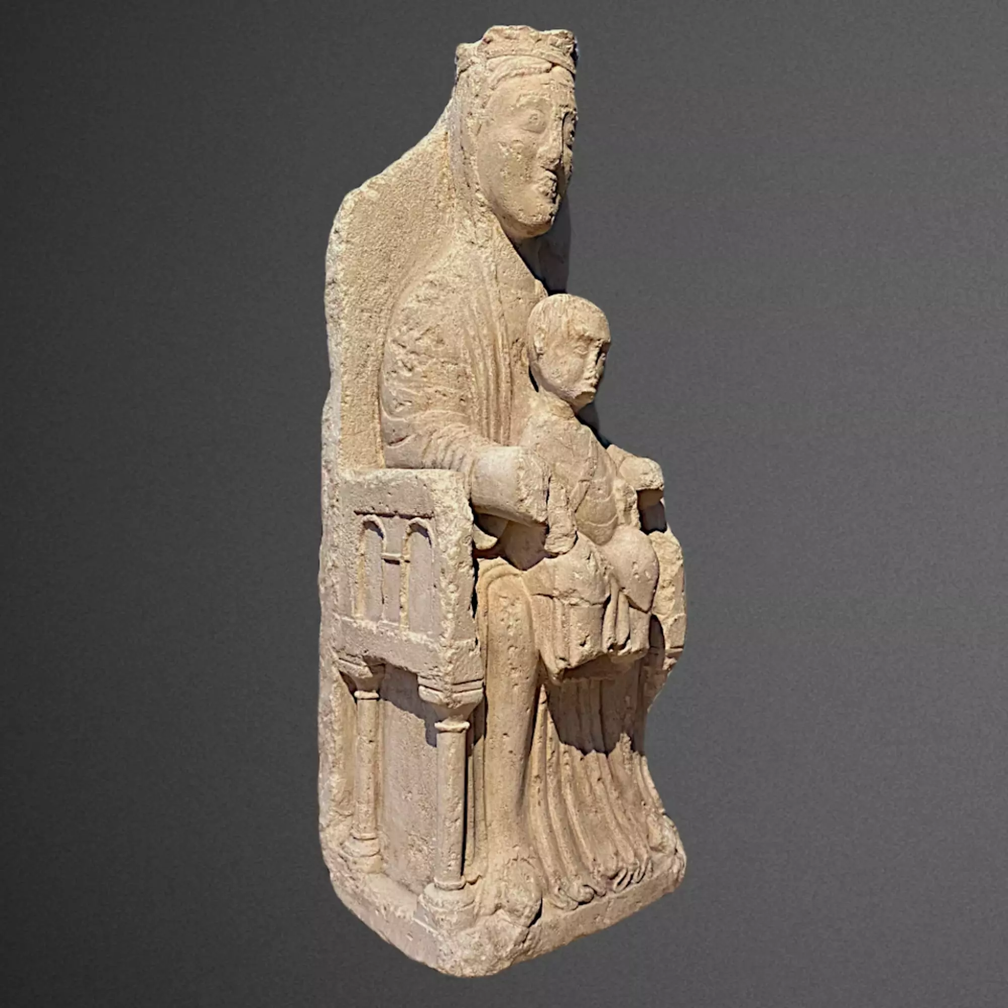 Romanische Madonna mit Kind. Sedes Sapientiae. Hauptansicht der Skulptur