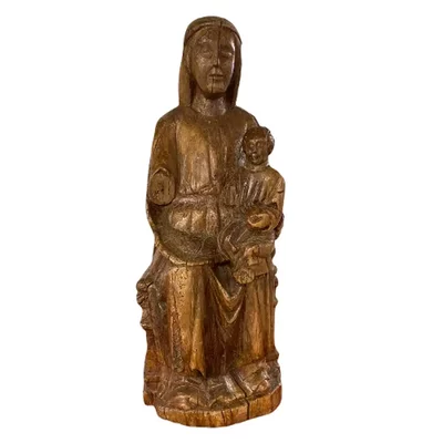 Thronende Madonna mit Kind. 13. Jahrhundert. Hauptansicht der Skulptur