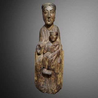 Romanische thronende Madonna. Burgund 12. Jahrhundert. Hauptansicht der Skulptur