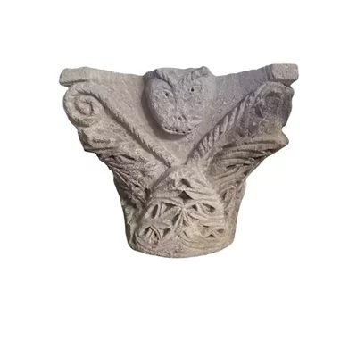 Romanesque capital sculpted on all sides. Important Romanesque capital decorated with masks. View number 1