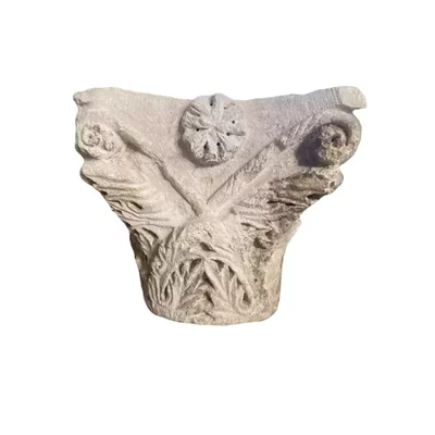 Romanesque capital sculpted on all sides. Important Romanesque capital decorated with masks. View number 3