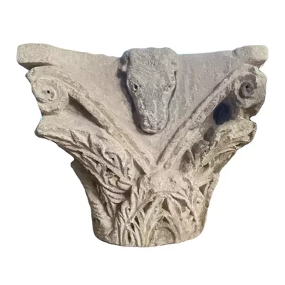 Romanesque capital sculpted on all sides. Important Romanesque capital decorated with masks. Main view of the sculpture