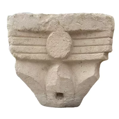 Pre-Romanesque capital. Carolingian Empire Main view of the sculpture