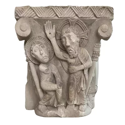 Historiated Romanesque capital. Sculpture in high relief. Main view of the sculpture