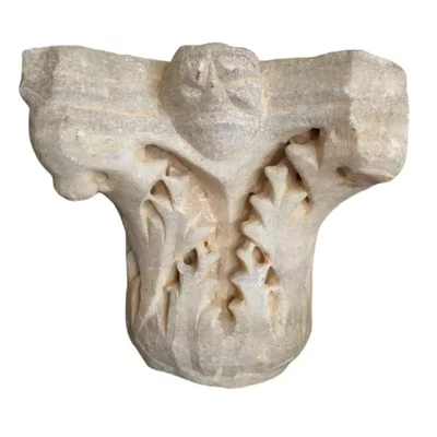 Carolingian capital. Pre-Romanesque marble. Main view of the sculpture