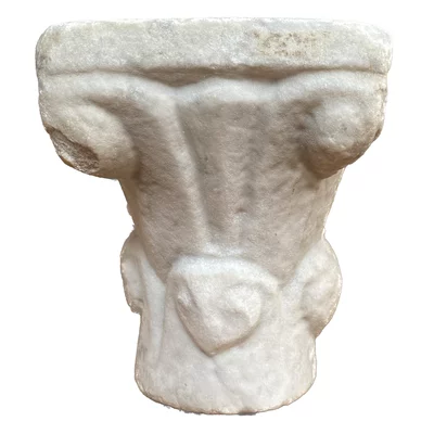 Romanesque marble capital. Occitanie. View number 1