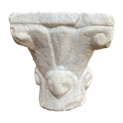 Romanesque marble capital. Occitanie. View number 2