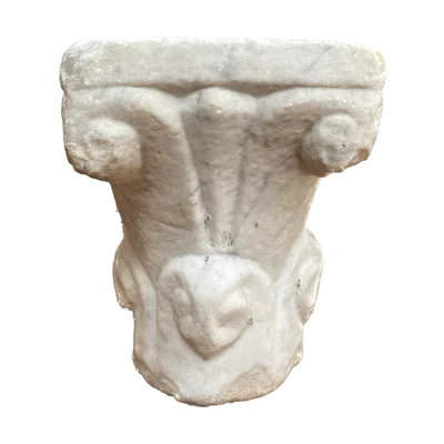 Romanesque marble capital. Occitanie. View number 3