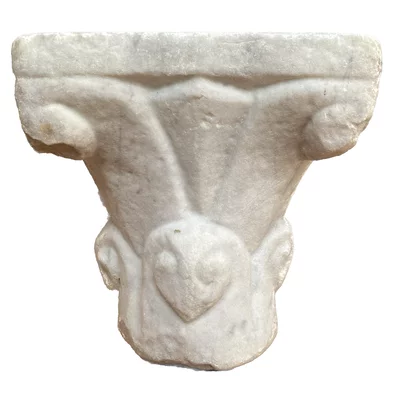 Romanesque marble capital. Occitanie. Main view of the sculpture