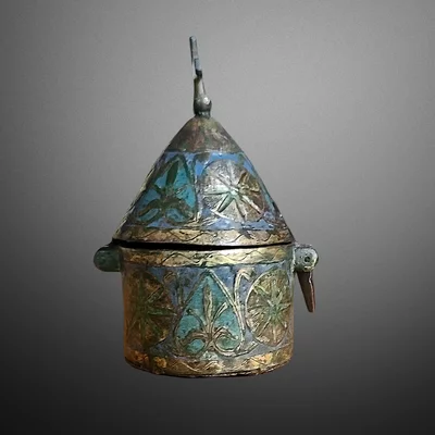 Gothic pyxis in enamelled champlevé copper. Limoges 13th century. View number 1