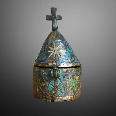 Gothic pyxis in enamelled champlevé copper. Limoges 13th century. View number 2