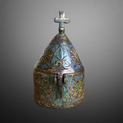 Gothic pyxis in enamelled champlevé copper. Limoges 13th century. Main view of the sculpture